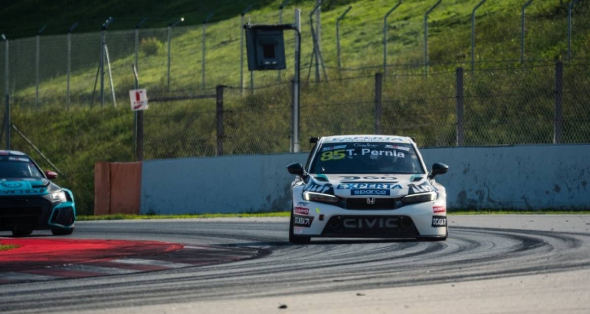 Tiago Pernía clasificó 13° en Barcelona y deberá remontar en la definición del TCR Europe