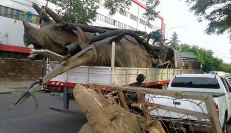 Insólito: Un dinosaurio cayó arriba de una camioneta