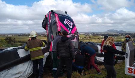 Se pegó, el auto quedó colgado, lo repararon y ganó