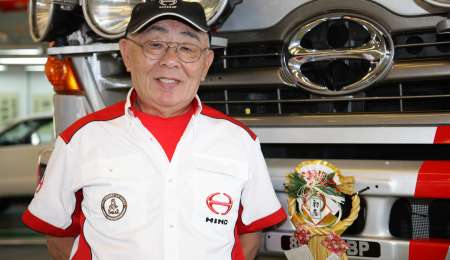 Con 75 años se anima al Dakar