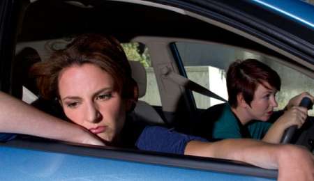 ¿Cómo evitar las náuseas en un auto? 