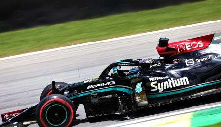 Hamilton ganó y achicó en el campeonato