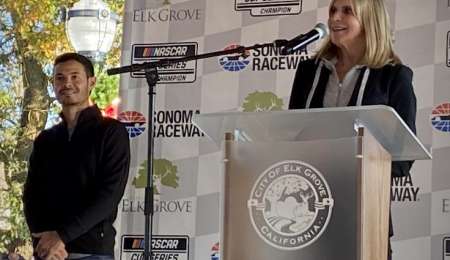 Nascar: Larson recibido como héroe