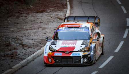 Ogier le ganó a Loeb y cerró el sábado como líder