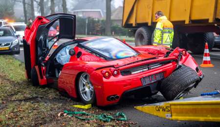 ¡Chocó una Ferrari de 2 millones de dólares!