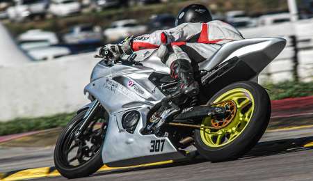 Los pilotos que hacen de todo para poder correr