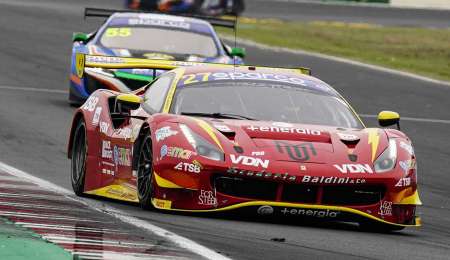 Urcera dominó en Misano