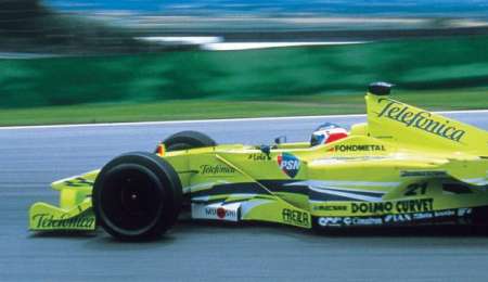 Chocó, cambió de auto, corrió suelto y clasificó igual