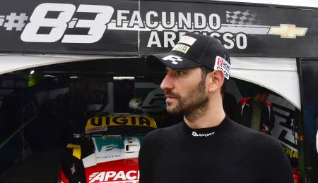 Ardusso y una atenta mirada a su Chevrolet