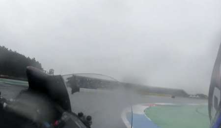 ¡A fondo y bajo la lluvia! Impactante a bordo en Assen