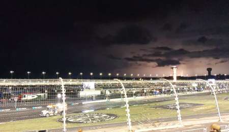 La tormenta eléctrica le puso un freno al Nascar