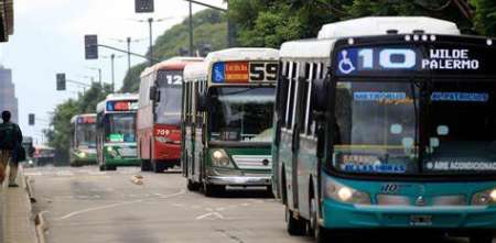 Aumentarán un 40% los pasajes de colectivos y trenes