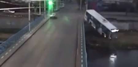 VIDEO: ¡impactante! Un colectivo cayó al río tras un choque en Córdoba