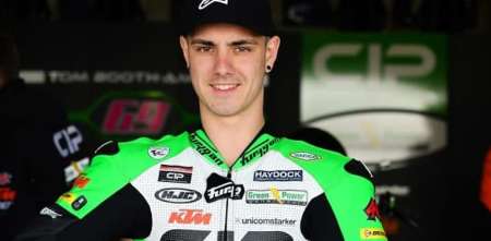 VIDEO INCREÍBLE: un mecánico a las patadas con su piloto de Moto3