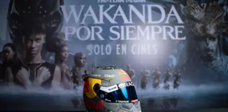 Checo Pérez con el casco en homenaje a "Pantera Negra"
