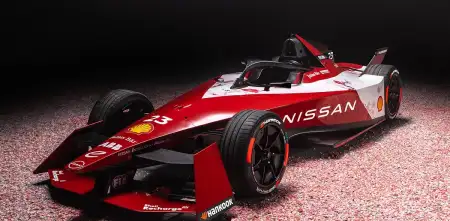 Nissan presentó el auto que utilizará Sacha Fenestraz