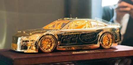 NASCAR: El Campeón recibió un auto de oro