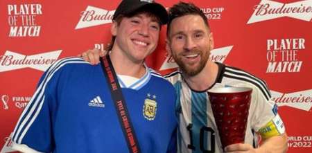 Video: la reacción de Messi, luego de que Paulo Londra le entregue un premio tras el partido ante Australia