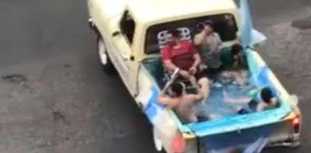 VIDEO: festejaron el triunfo de Argentina en una pileta improvisada en una camioneta