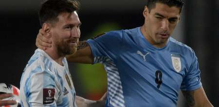 Luis Suárez aterrizó en Argentina para visitar a Messi y define su futuro
