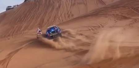 Dakar 2023: fuerte accidente entre una moto y una camioneta en pleno desierto