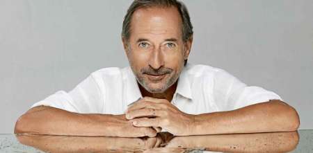 Video: una mujer quiso atacar a Guillermo Francella a la salida del teatro Gran Rex