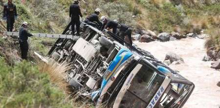 Tragedia en Perú: un colectivo cayó a un precipicio y fallecieron 25 personas
