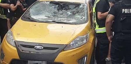 Violencia en Rosario: un hombre atropelló a varios manifestantes y le destrozaron el auto