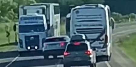 Video: un conductor casi provoca una tragedia en la ruta 5 tras intentar pasar a un micro