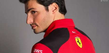 Ferrari presentó su indumentaria 2023