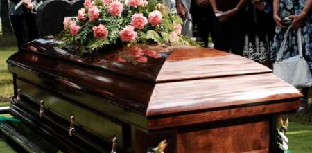Insólito: una mujer de 82 años que había sido declarada muerta apareció con vida en una funeraria de Nueva York