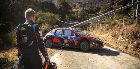 Fuerte accidente en México: chocó un poste de luz y se le cayó encima