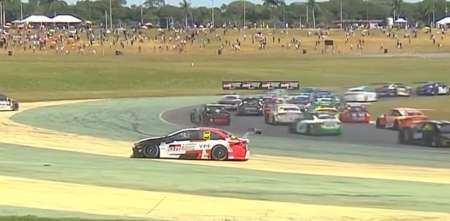 Rossi en Stock Car: un golpe de un rival lo dejó en el fondo del pelotón