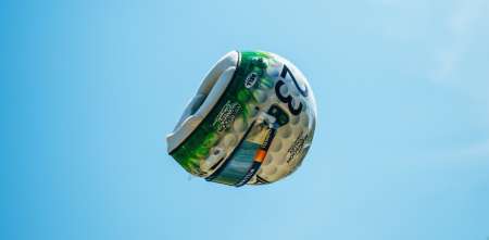 El curioso video con el que Albon presentó el casco que utilizará en el GP de Miami