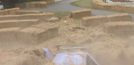 ¡Increíble! Se despistó y destrozó todos los fardos del circuito de Goodwood
