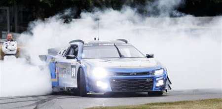 Jenson Button se luce con el Nascar en Goodwood