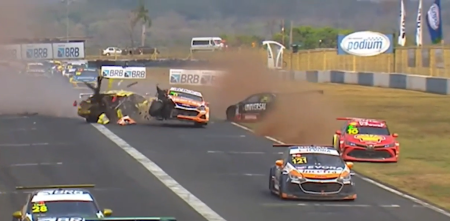 Impactante accidente del Stock Car en plena recta de Goiania