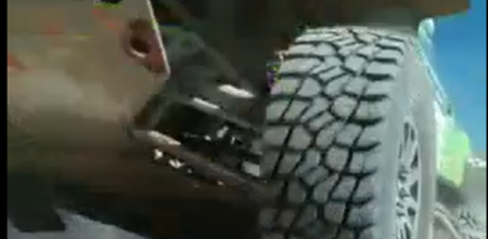 El piloto que pisó con su auto un celular y busca a su dueño para restituirlo