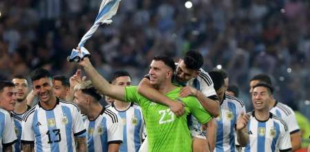 El Dibu Martínez y Marcos Acuña, a puro simulador en la concentración de Argentina