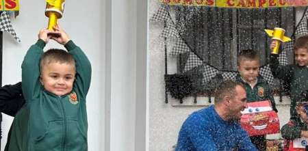 ¡Al jardín en un TC! Werner llevó el Ford a la escuela de su hijo