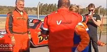 El Pato Di Palma casó a una pareja luego de girar en un autódromo