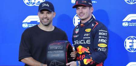 F1: ¡Dos grandes! El Kun Agüero le entregó el premio a Verstappen tras la pole en Abu Dhabi