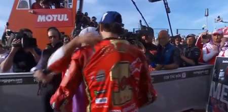 MotoGP: el fraternal abrazo entre Bagnaia y Martin luego de la definición
