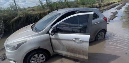 Una retroexcavadora salvó a un auto que se quedó estancado en plena Navidad