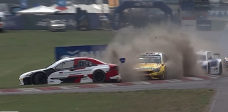 Top Race: Azar-Di Palma y un encontronazo que dio lugar a la polémica en Olavarría