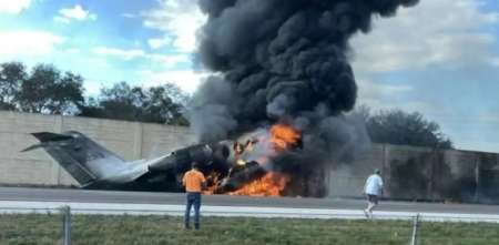 Un avión intentó aterrizar en una autopista y se estrelló: hay dos muertos
