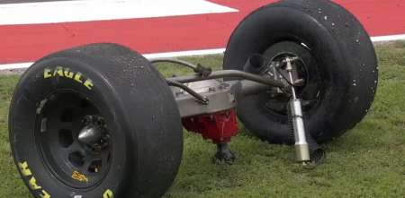 ¡Insólita imagen en la NASCAR Trucks! Andretti perdió todo el tren trasero