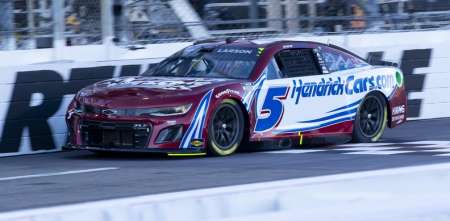 Nascar: Larson se quedó con la pole en Martinsville