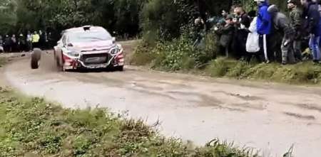 Rally Argentino: ¡Susto en Jesús María! Se desprendió una rueda e impactó contra el público