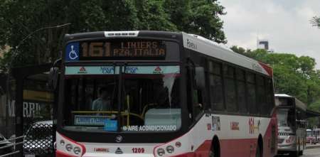Agresiones y piedrazos a colectivos en el paro general